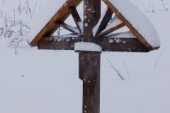 Symboliczny krzyż w miejscu mogiły żołnierzy niemieckich z 1944 r.