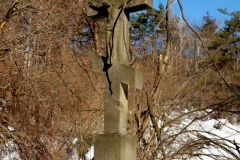 Jeden z najwyższych krzyży przydrożnych w Świerzowej Ruskiej autorstwa Mateja Cyrkota. Dwu tonowy i wysoki na 460  Fundator Iwan Kańczuga 1883 r. Kańczuga 1883 rok