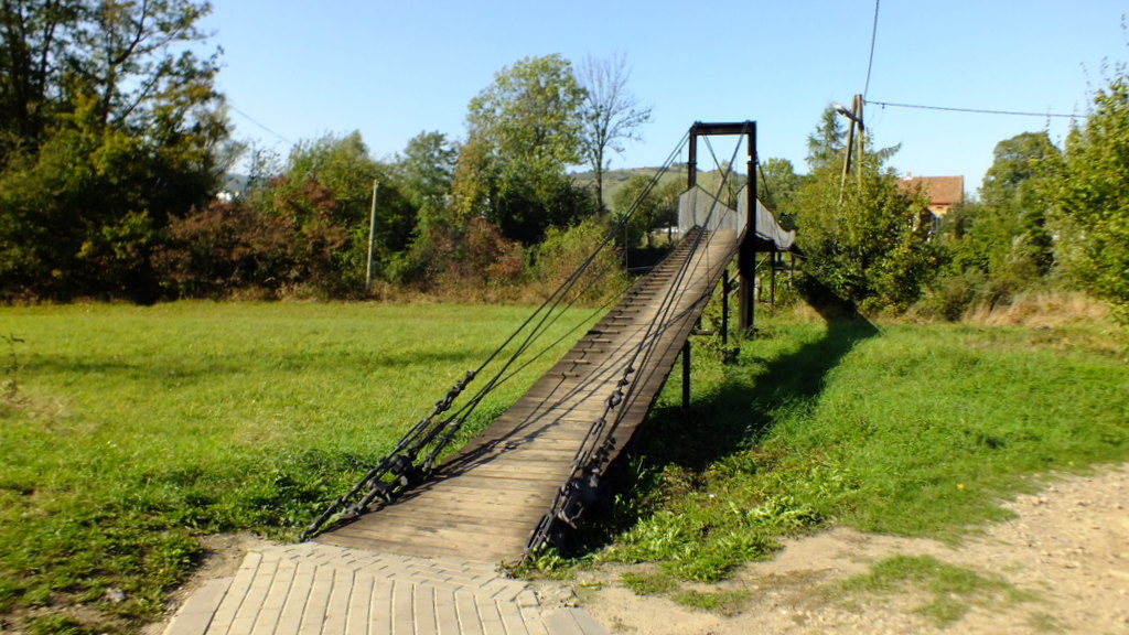 Tą kładką nad rzeką przechodzi się do wioski Mytarz.