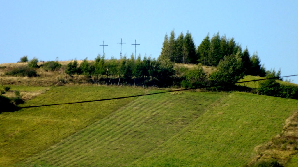 Widoczne krzyże na Wzgórzu Trzech Krzyży na wzgórzu nad Mytarzem.
