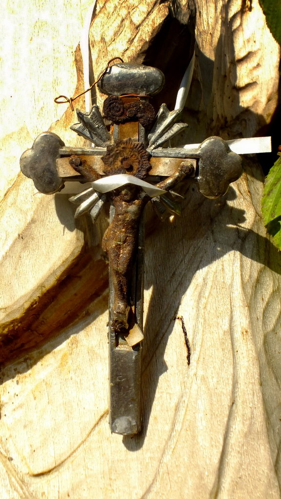 Miniaturowy krzyżyk wiszący u pasa figurki św. Wojciecha