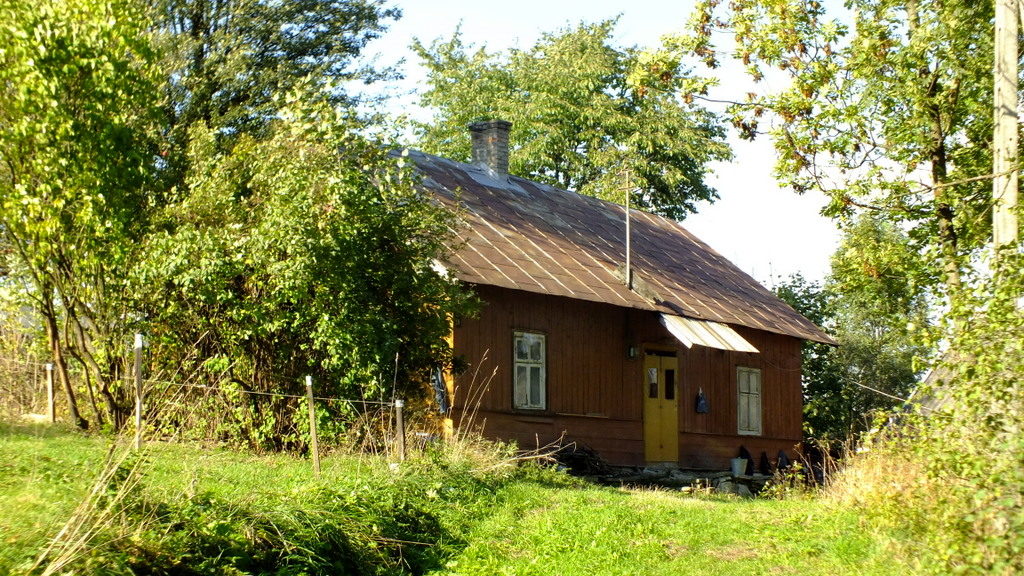 Drewniana, stara chata w Skalniku.