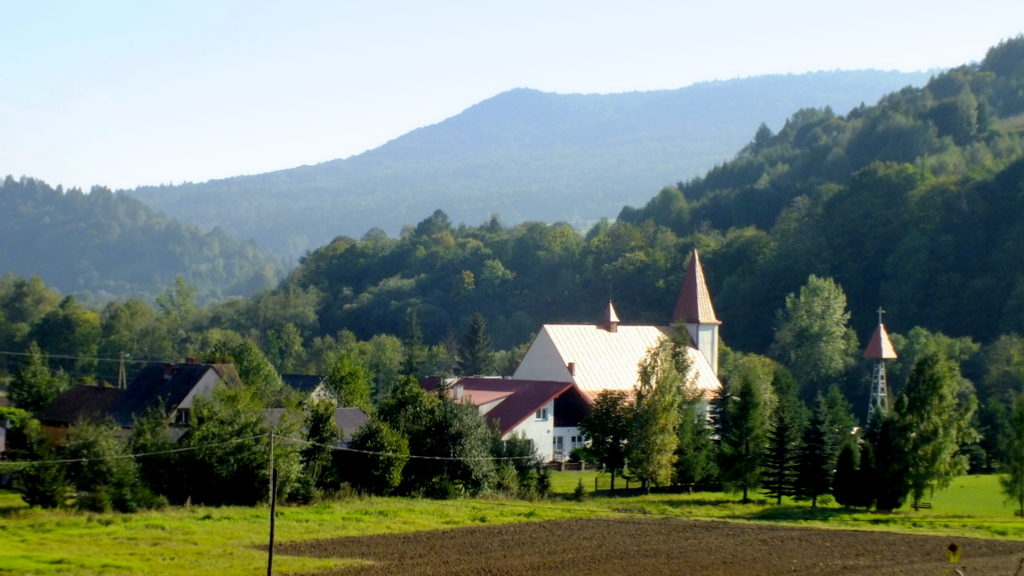 Widok na nowy kościół w Kątach.