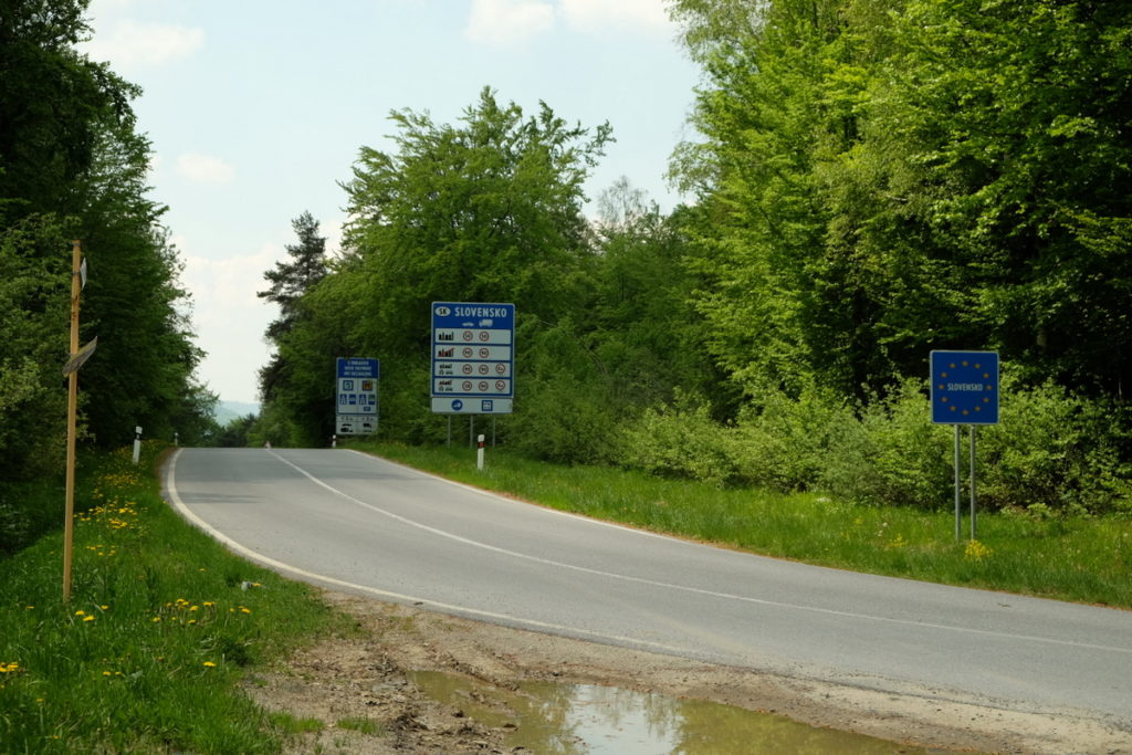 Droga przez granicę polsko-słowacką.