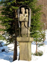Kapliczka Matki Boskiej z Dzieciątkiem. Wykonana przez Władysława Graconia w 1894 r.