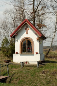 Wiekowa kapliczka pod białą topolą w Osobnicy Górnej
