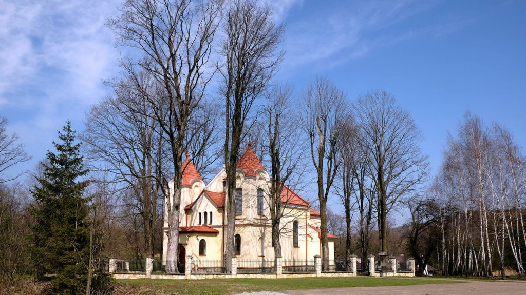 Bednarka. Dawna cerkiew greckokatolicka z 1900 roku.