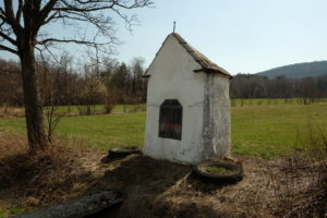 Wola Cieklińska - skromna kapliczka przydrożna