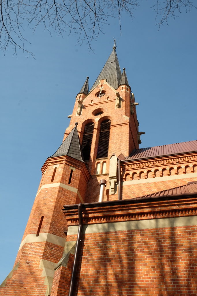 Kościół w Osobnicy w stylu neogotyckim nadwiślańskim zaprojektowany przez Teodora Talowskiego
