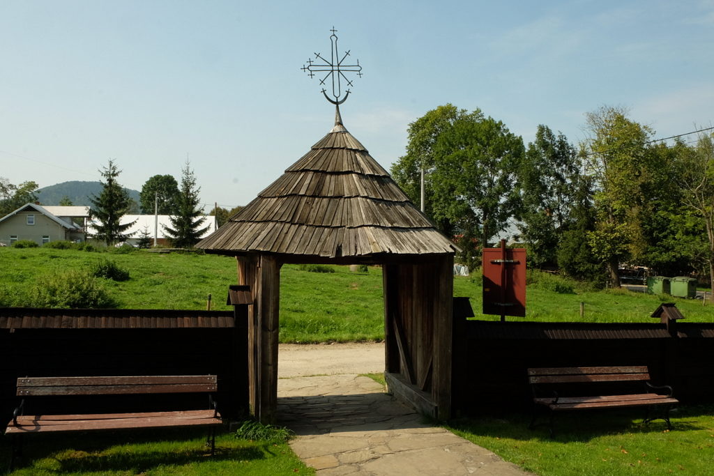 Brama w ogrodzeniu.