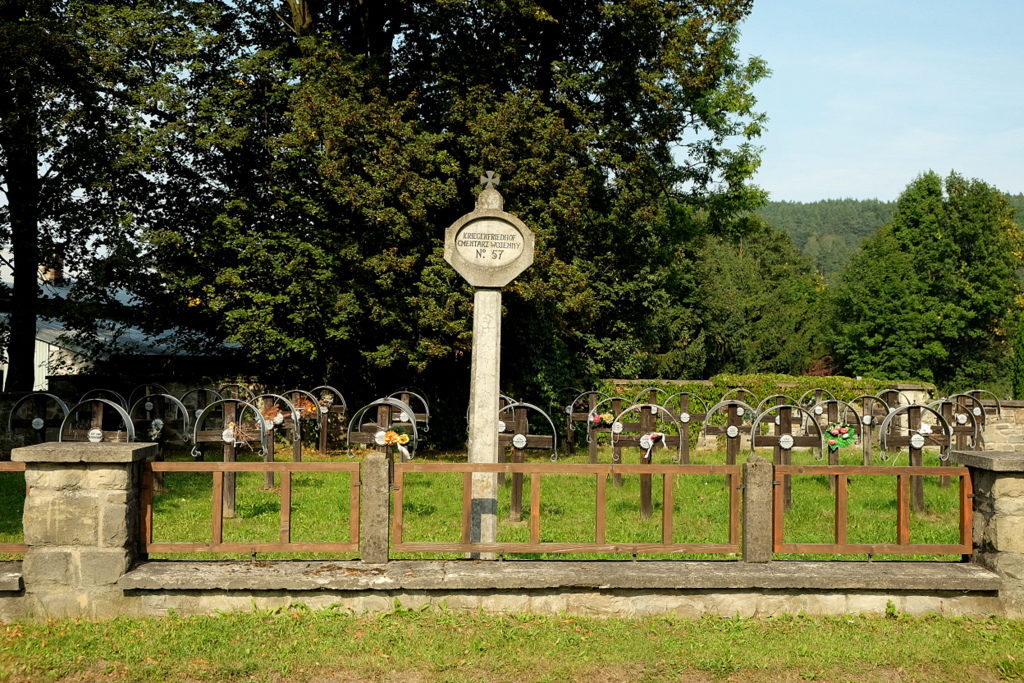Uście Gorlickie - cmentarz nr 57 z I Wojny Światowej zaprojektowany przez Dušana Jurkoviča.