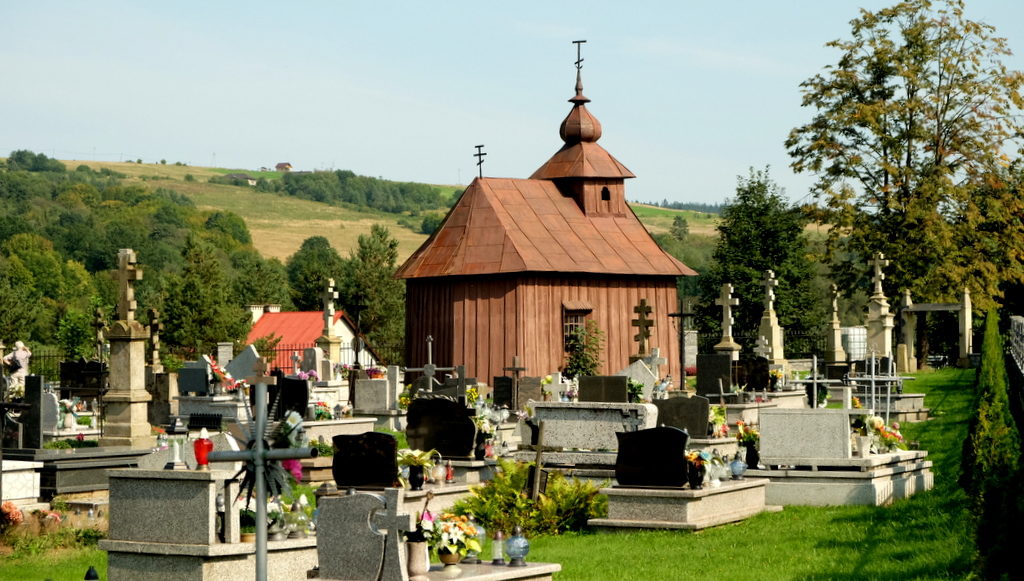 cmentarz w Uściu Gorlickim otaczający kaplicę.