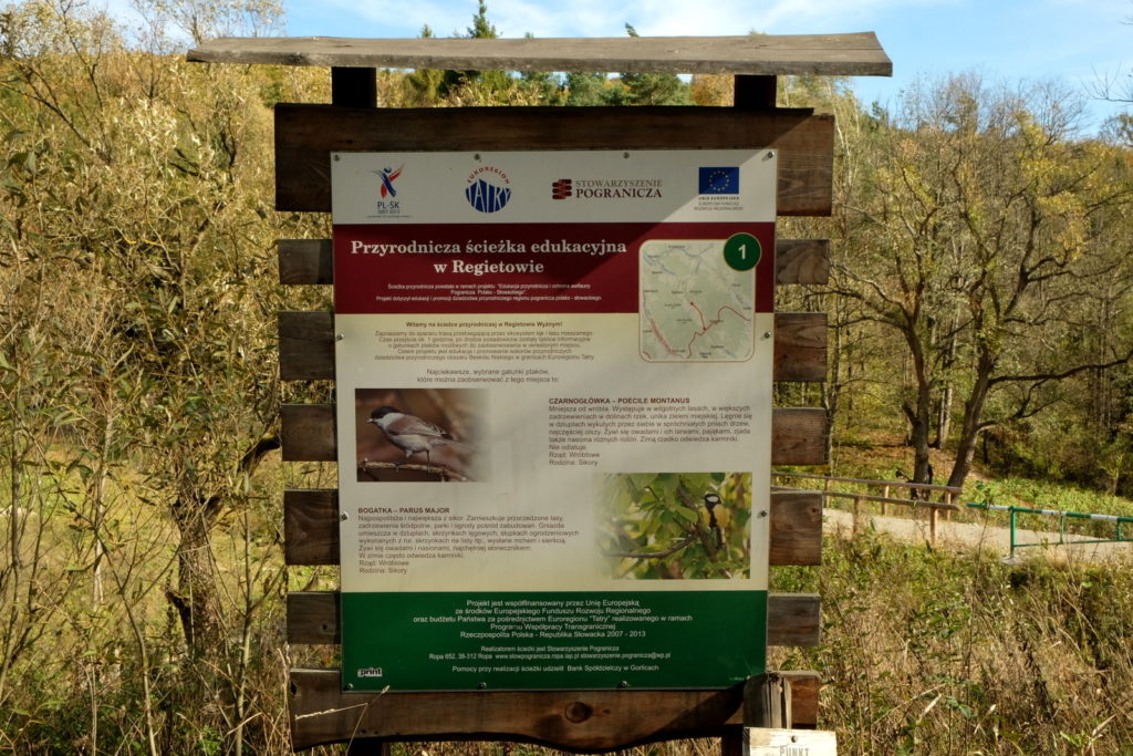 Tablica informacyjna o ścieżce edukacyjnej poprowadzonej przez Regietów.