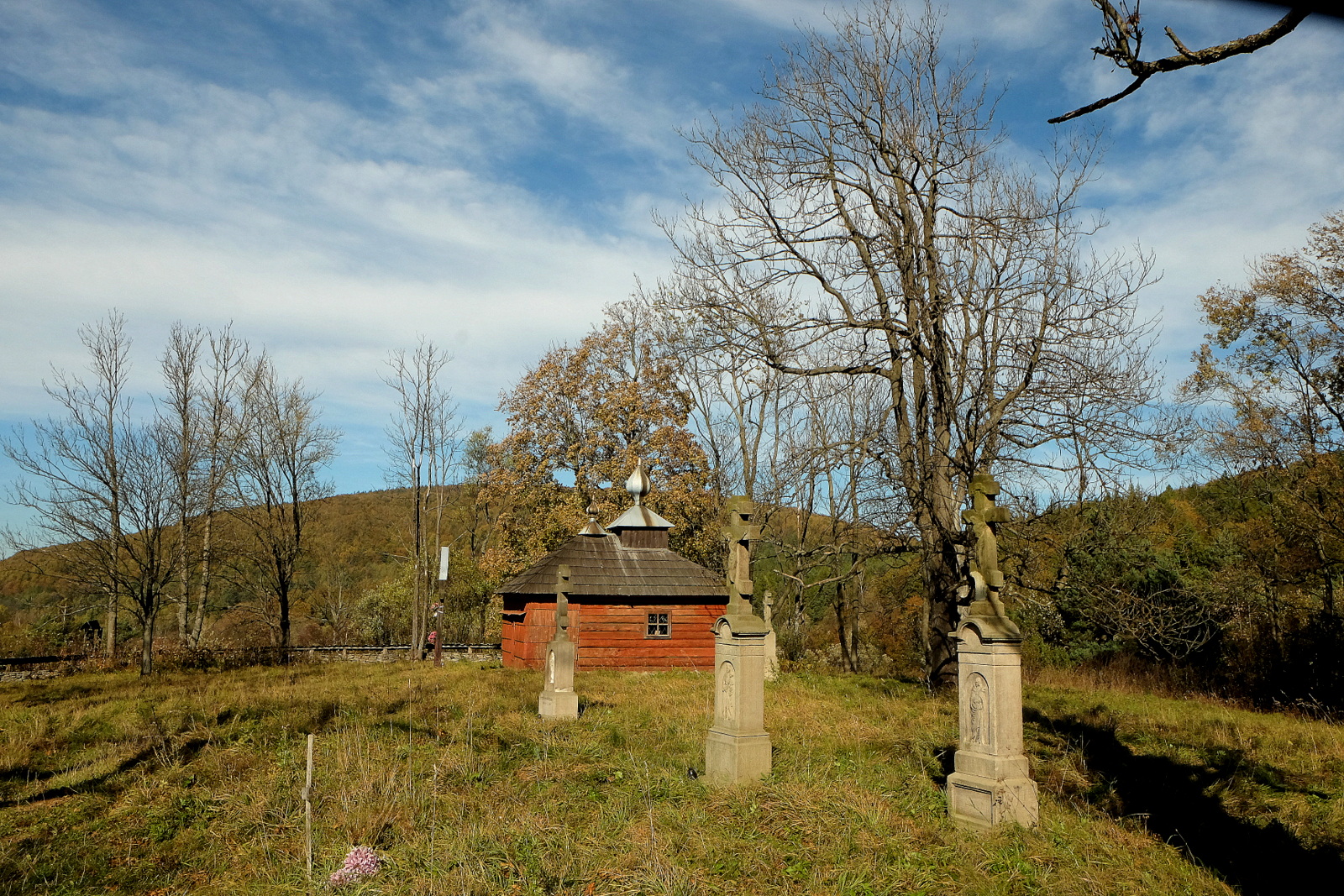 Regietów Wyżny. Cmentarz łemkowski z kaplicą zbudowaną w 2001 r. w miejscu starej.