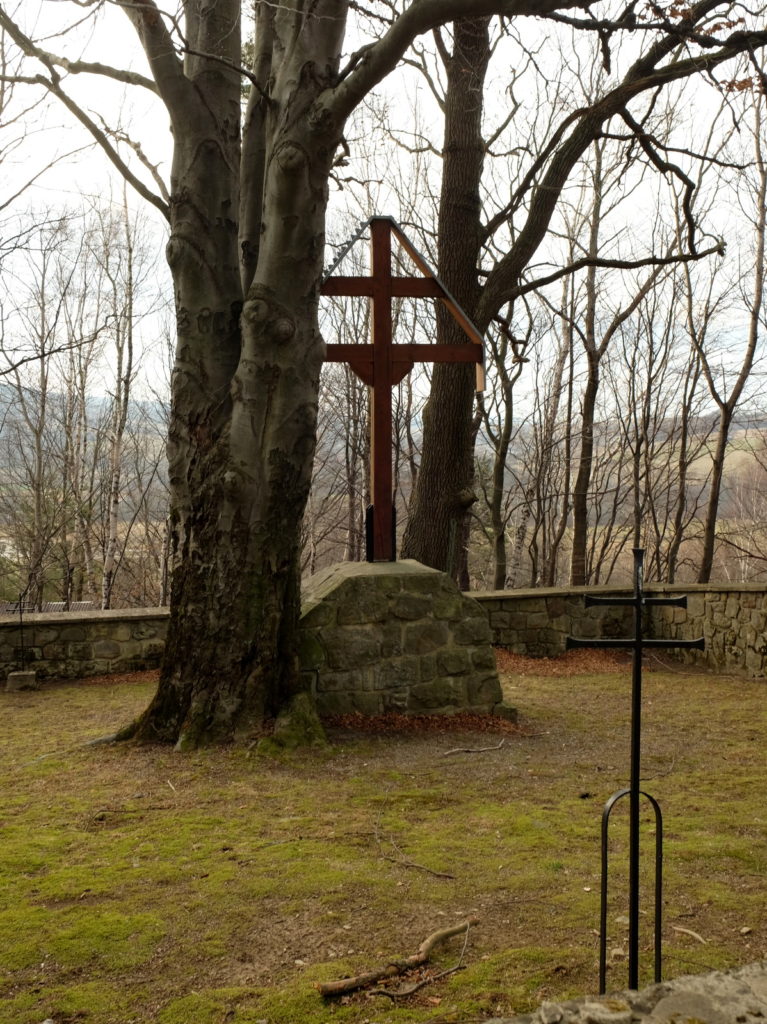 Krzyż na cmentarzu wojennym