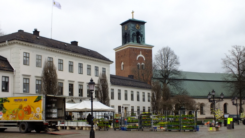Nyköping (Stora Torget) i kościół św. Mikołaja (St Nikolai Kyrka).