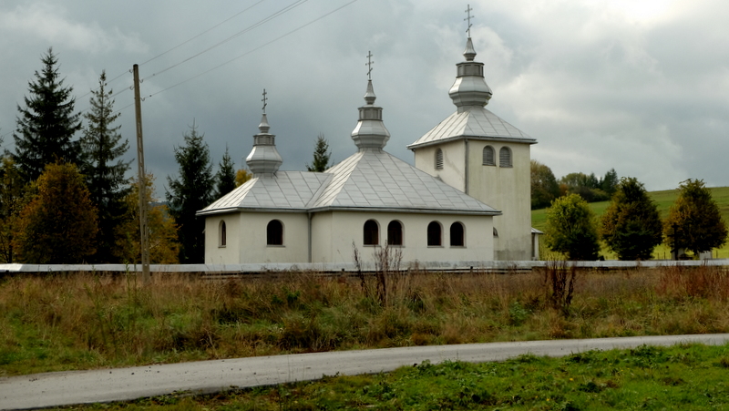 Pomnik poświęcony pamięci poległym w walkach w Karpatach o Przełęcz Dukielską w latach 1944-45.rkiew prawosławna w Zyndranowej.