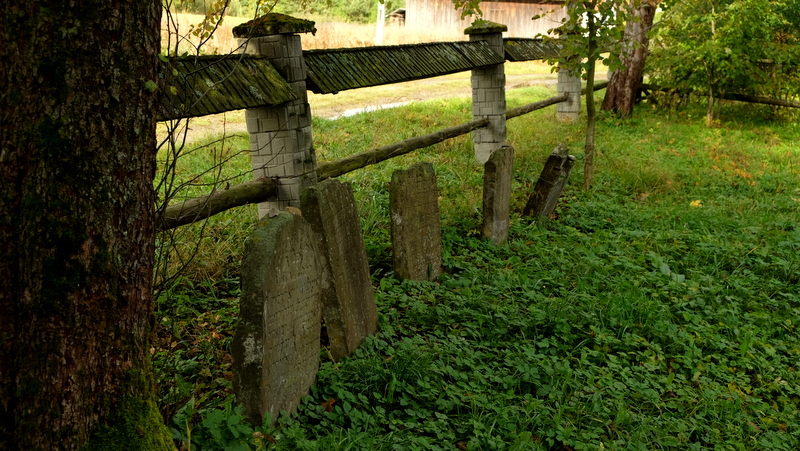 Macewy przy ogrodzeniu.