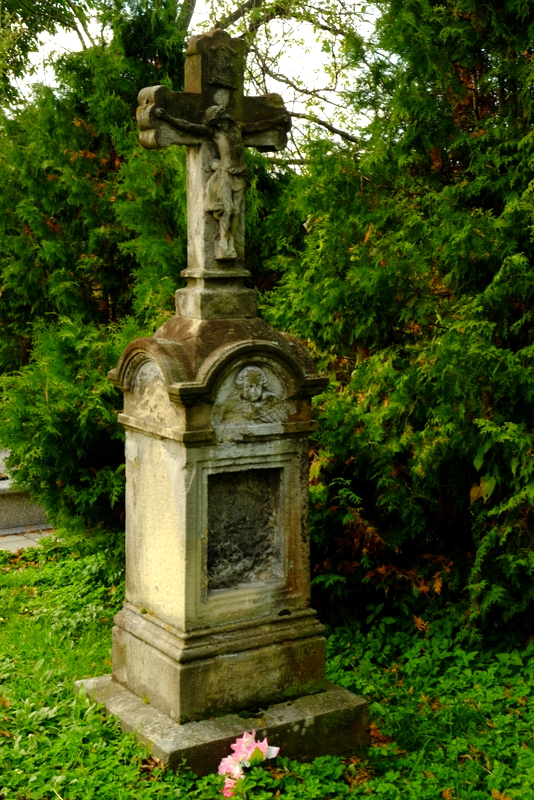 Krzyż na cmentarzu w Barwinku.