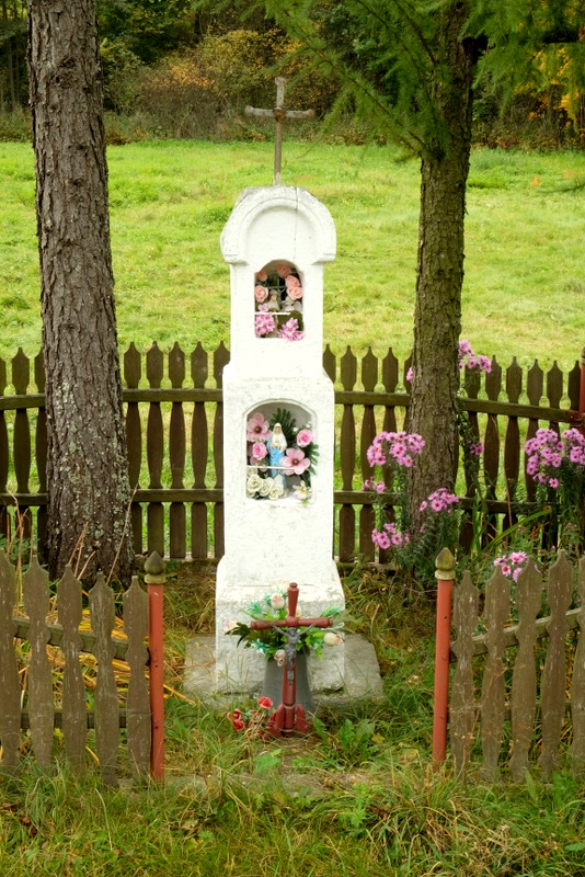 Kapliczka pod modrzewiami