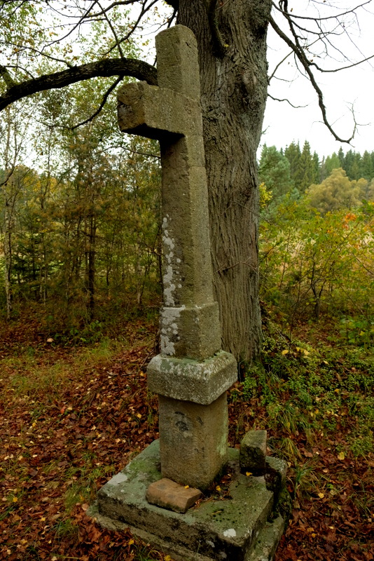 Stary, kamienny krzyż
