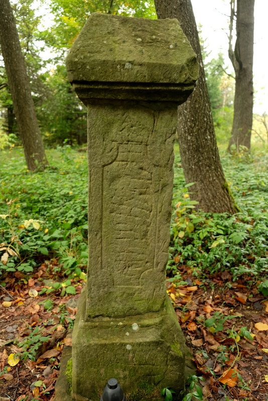 Zniszczony nagrobek na cmentarzu w Jasielu.