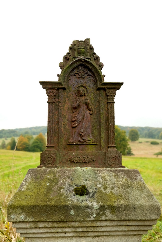 Cokół zniszczonego krzyża