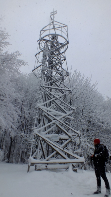 Metalowa wieża na szczycie.