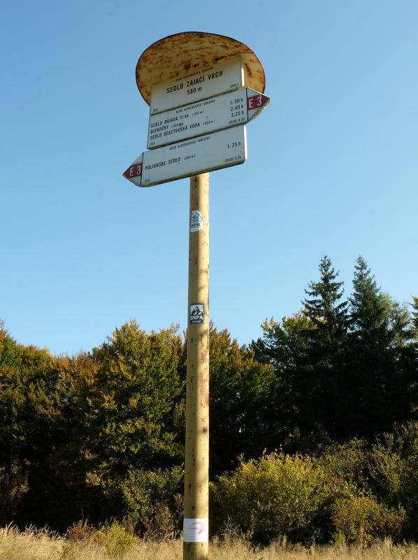 słupek ze znakami szlaków